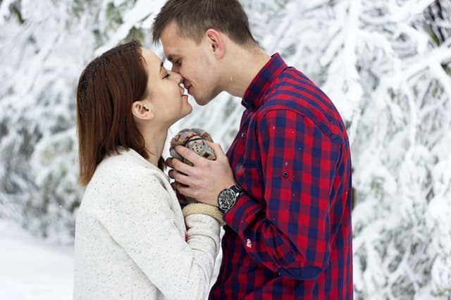 kissing